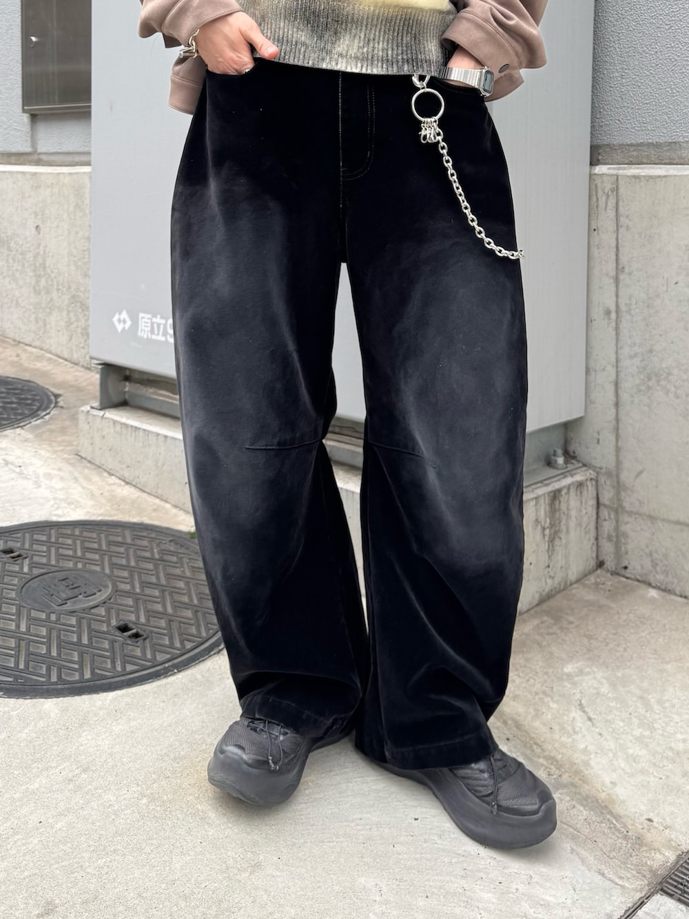 ブラック系のデニムパンツ、グレー系のブルゾン、シルバー系のウォレットチェーンを着用したメンズの春コーディネートの7枚目の写真