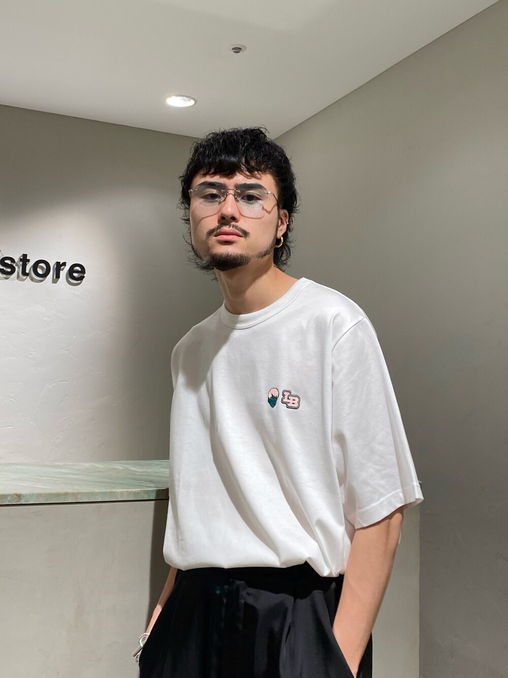 ホワイト系のTシャツ/カットソー、ブラック系のその他パンツ、ブラック系のドレスシューズを着用したメンズの夏コーディネートの3枚目の写真