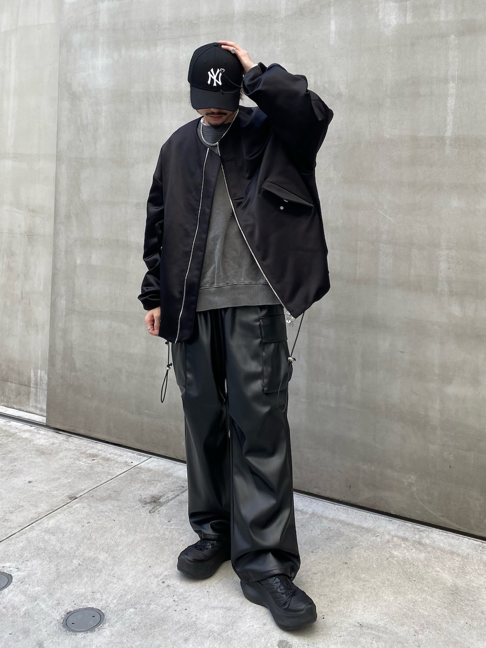 ブラック系のブルゾン、グレー系のスウェット、ブラック系のカーゴパンツを着用したメンズの冬コーディネートの2枚目の写真