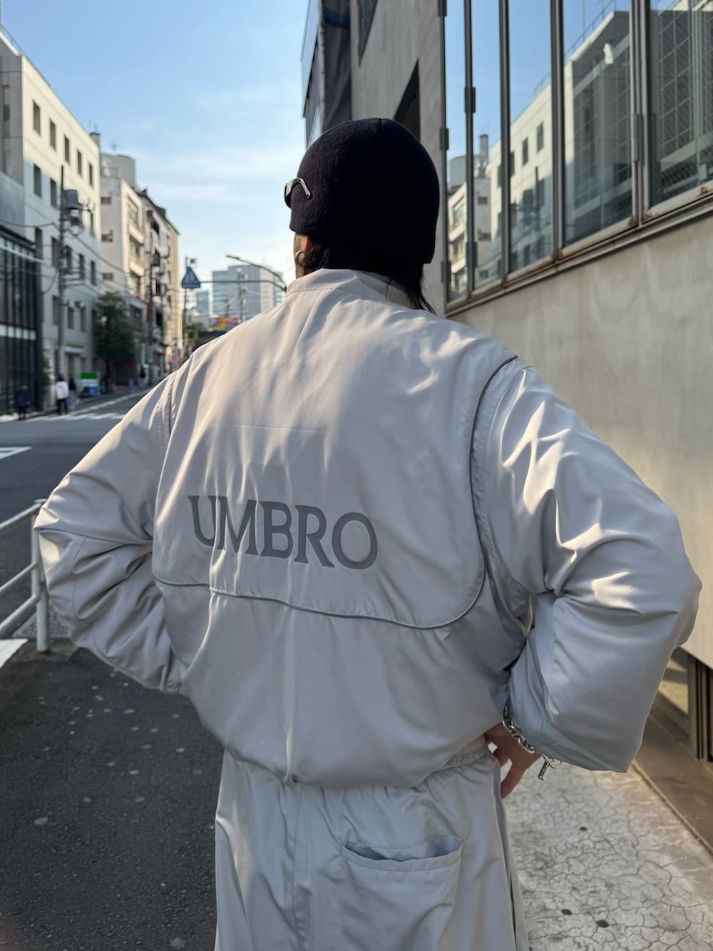 グレー系のブルゾン、グレー系のその他パンツを着用したメンズの冬コーディネートの4枚目の写真