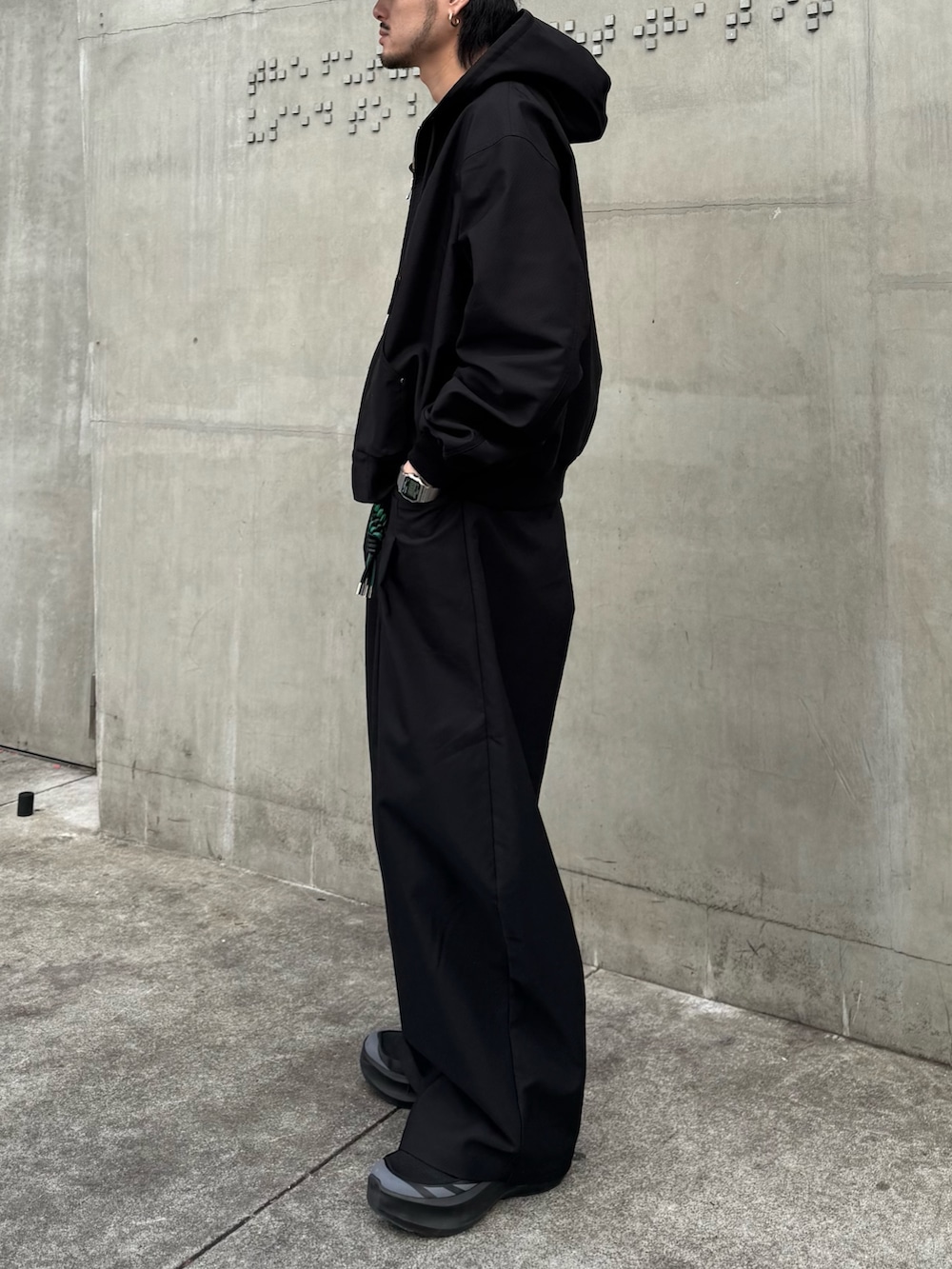 ブラック系のその他パンツ、ブラック系のブルゾン、ブラック系のキーホルダーを着用したメンズの冬コーディネートの4枚目の写真