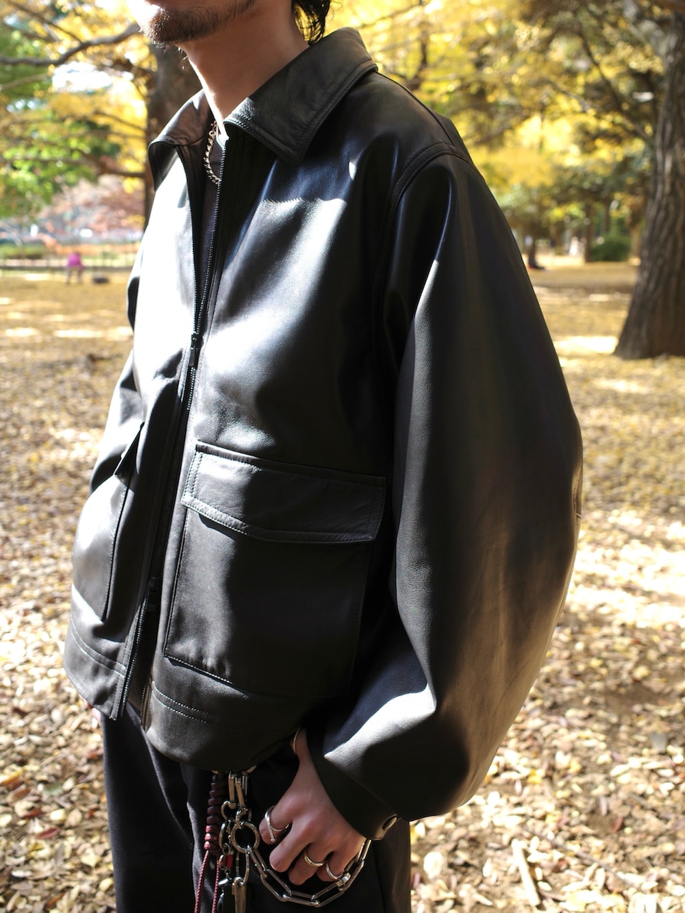 ブラック系のブルゾン、ブラック系のスラックスを着用したメンズの冬コーディネートの4枚目の写真