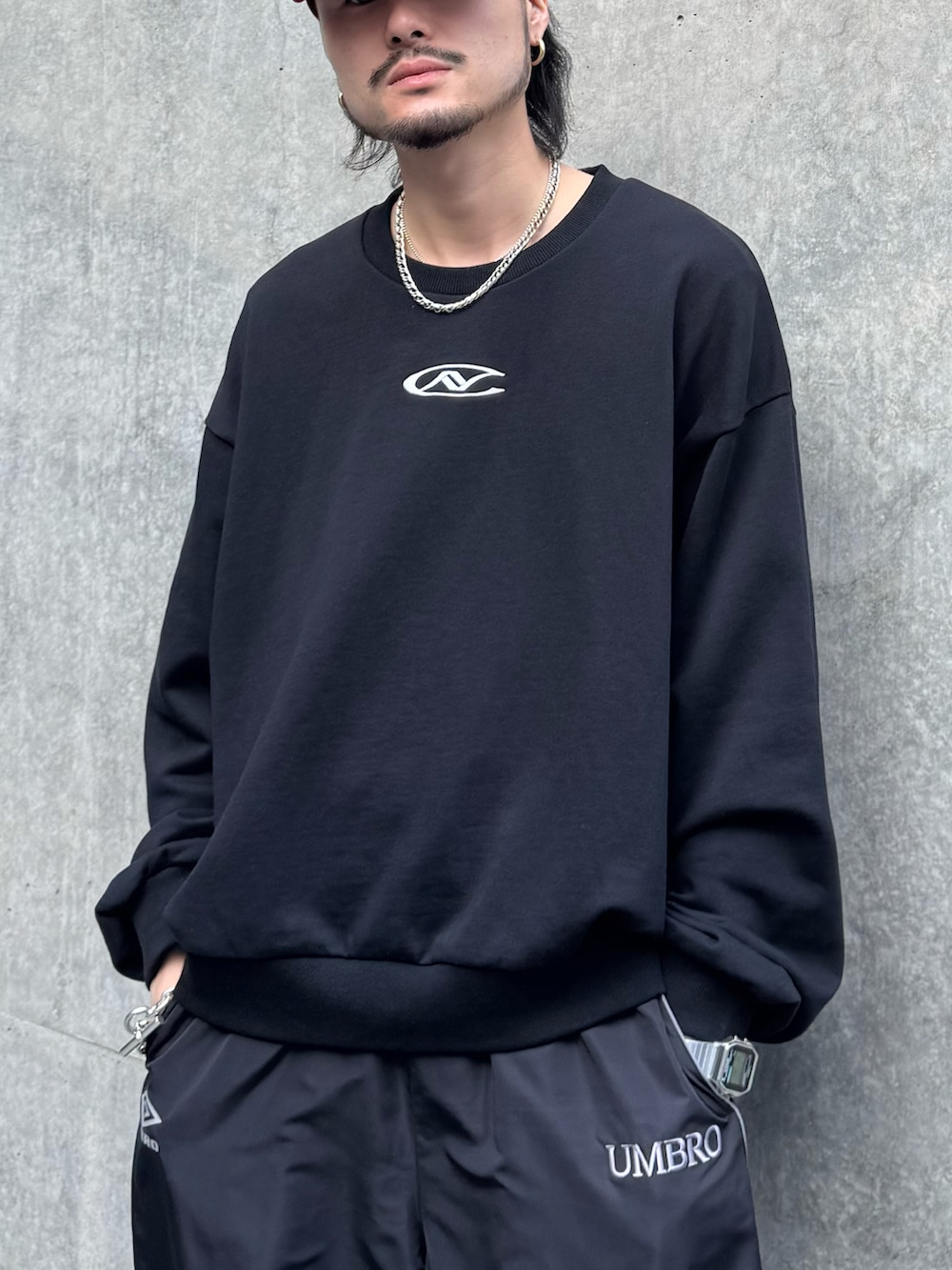 ブラック系のTシャツ/カットソー、ブラック系のその他パンツを着用したメンズの冬コーディネートの3枚目の写真