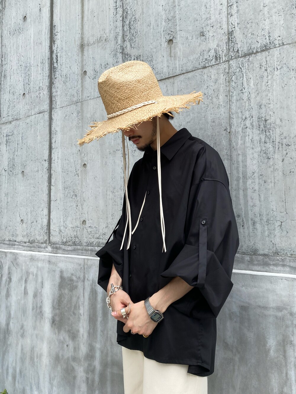 ブラック系のシャツ/ブラウス、ホワイト系のデニムパンツ、ベージュ系のハットを着用したメンズの春コーディネートの4枚目の写真