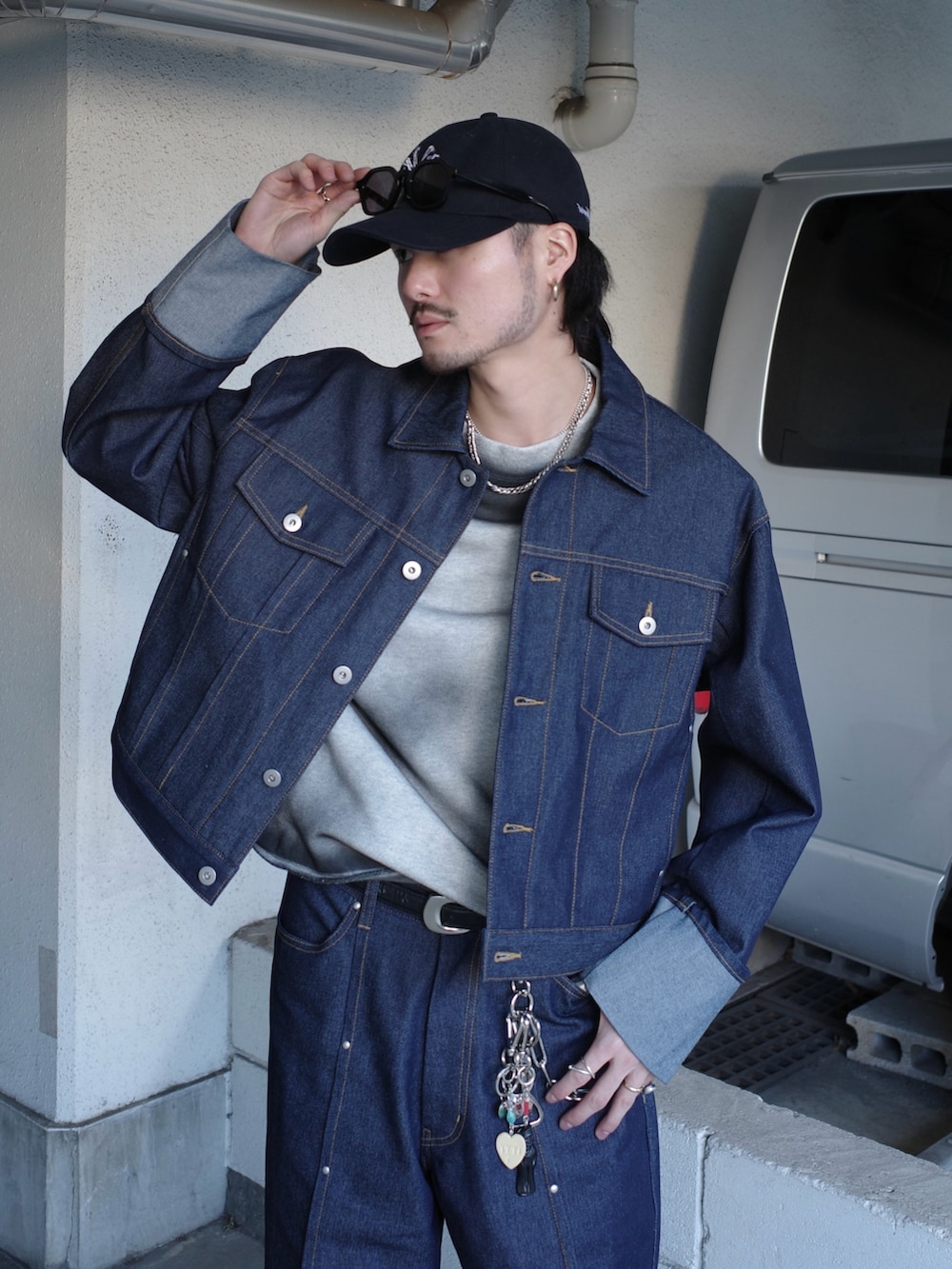 ブルー系のデニムパンツ、ホワイト系のスウェット、ブルー系のデニムジャケットを着用したメンズの冬コーディネートの6枚目の写真