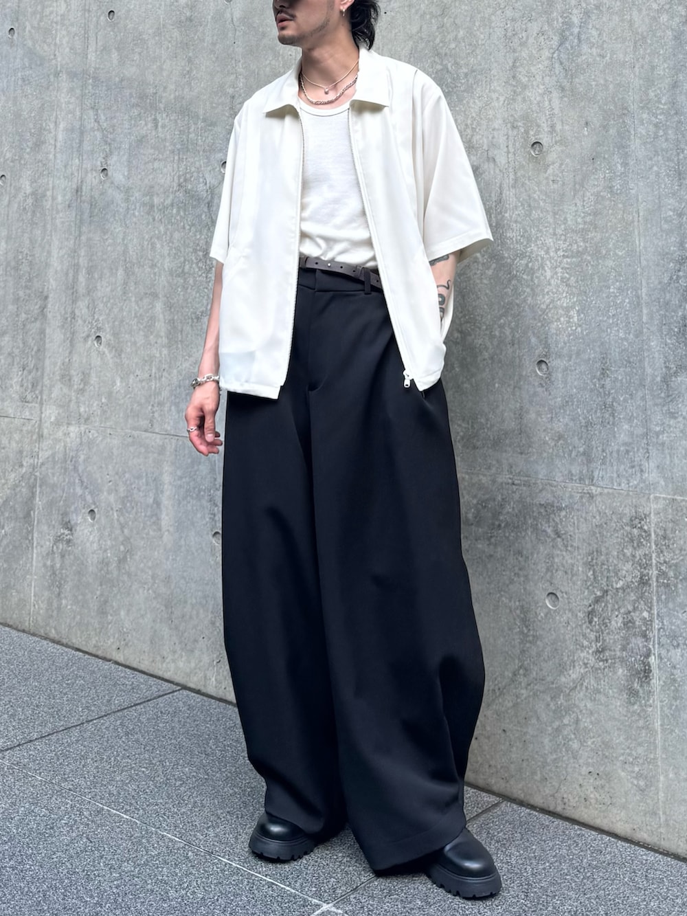 ホワイト系のシャツ/ブラウス、ブラック系のスラックス、ブラック系のその他シューズを着用したメンズの夏コーディネートの2枚目の写真