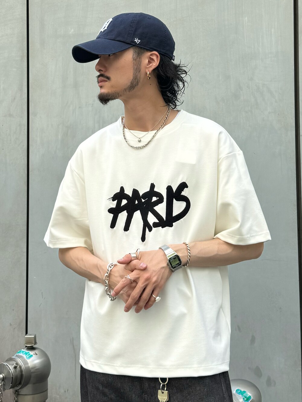 ブルー系のシャツ/ブラウス、ホワイト系のTシャツ/カットソーを着用したメンズの夏コーディネートの4枚目の写真