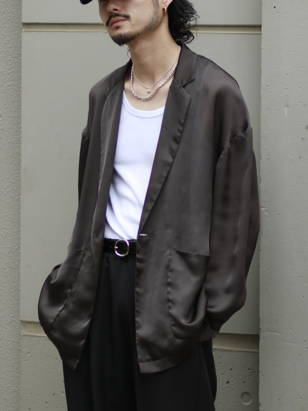 グレー系のテーラードジャケット、ブラック系のその他パンツ、ブラック系のドレスシューズを着用したメンズの夏コーディネートの2枚目の写真