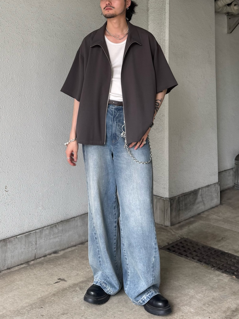 グレー系のシャツ/ブラウス、ブルー系のデニムパンツ、シルバー系のウォレットチェーンを着用したメンズの春コーディネートの2枚目の写真