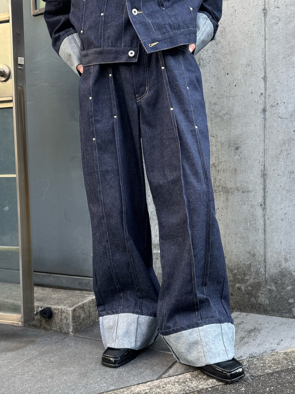 ブルー系のデニムジャケット、ブルー系のデニムパンツ、ブラック系のローファーを着用したメンズの冬コーディネートの4枚目の写真