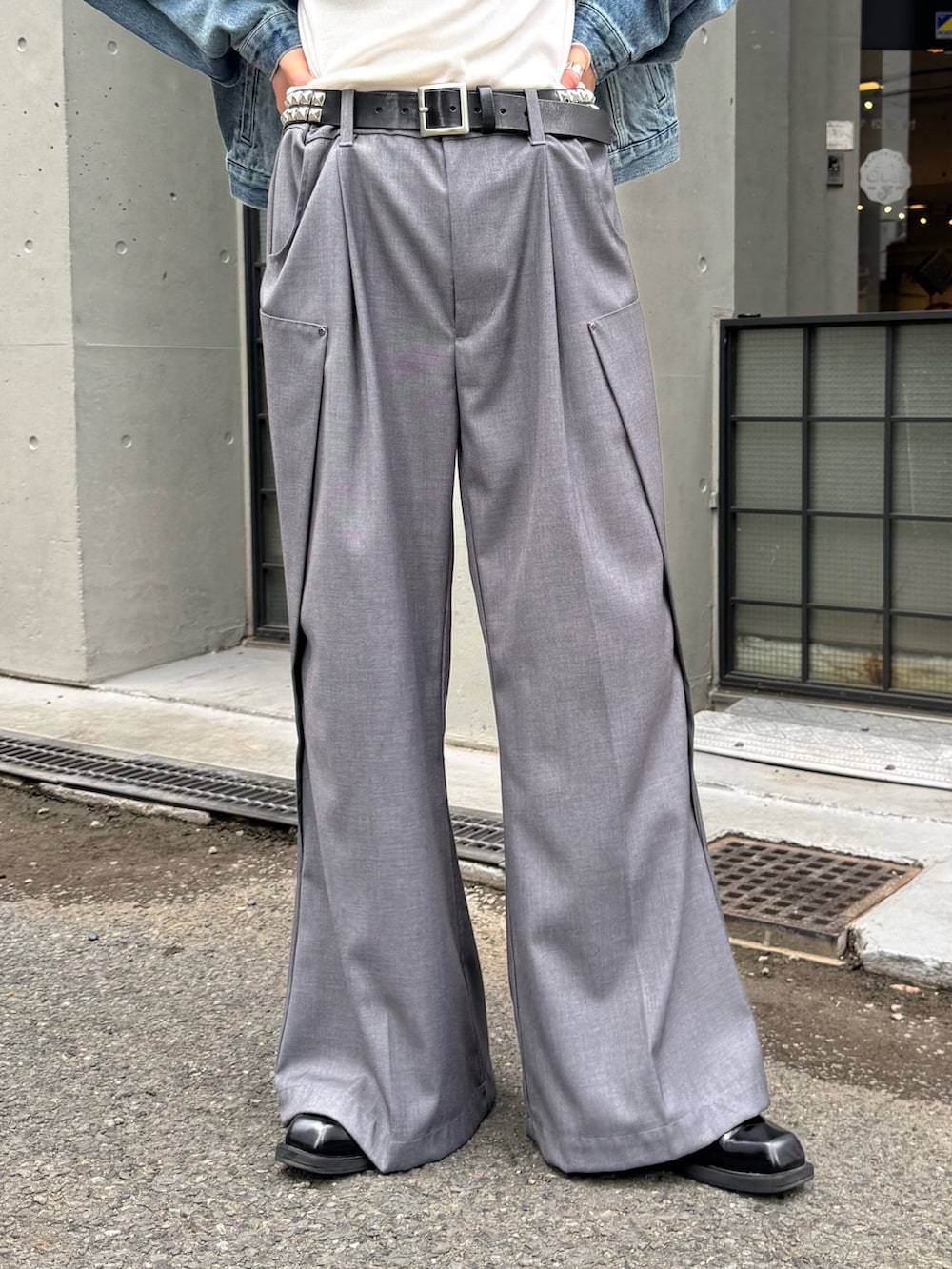 ブルー系のデニムジャケット、グレー系のスラックスを着用したメンズの秋コーディネートの6枚目の写真