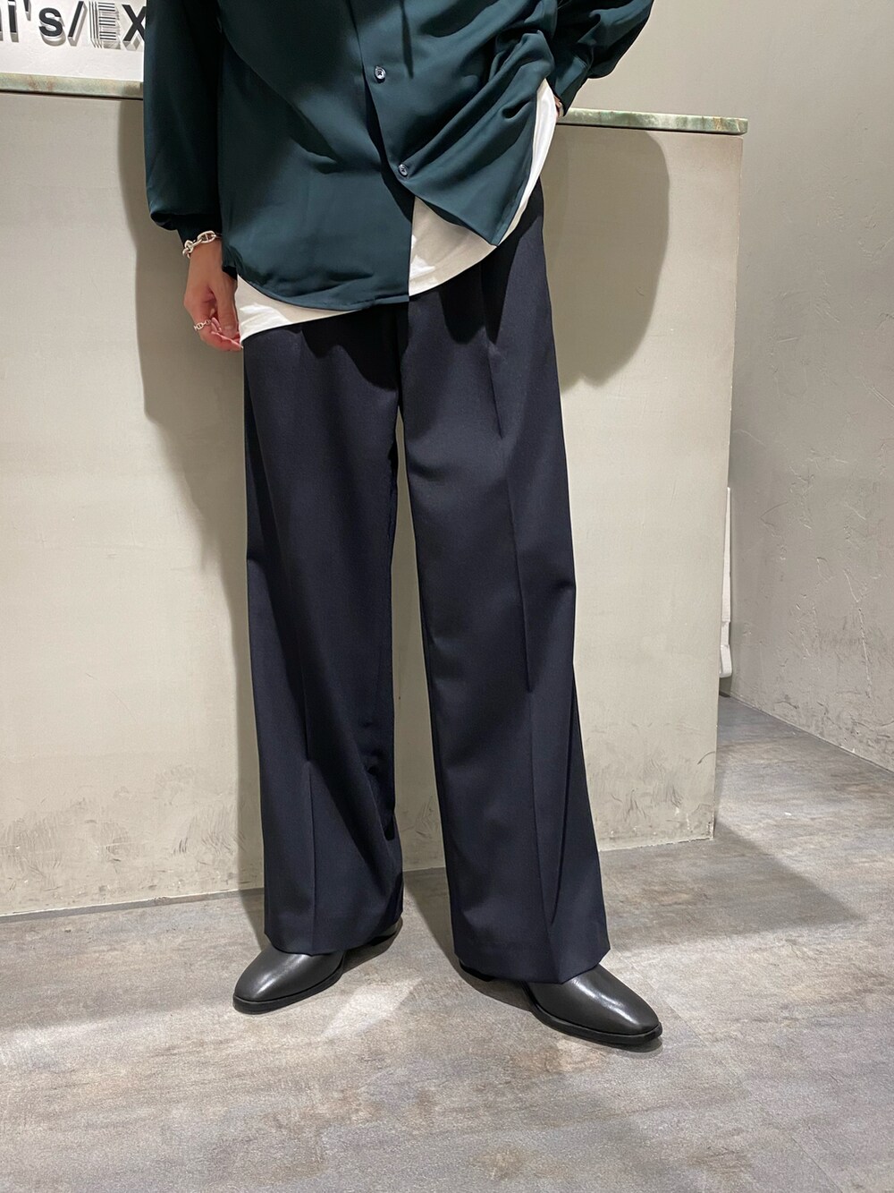 グリーン系のシャツ/ブラウス、ブラック系のスラックス、ブラック系のドレスシューズを着用したメンズの夏コーディネートの4枚目の写真