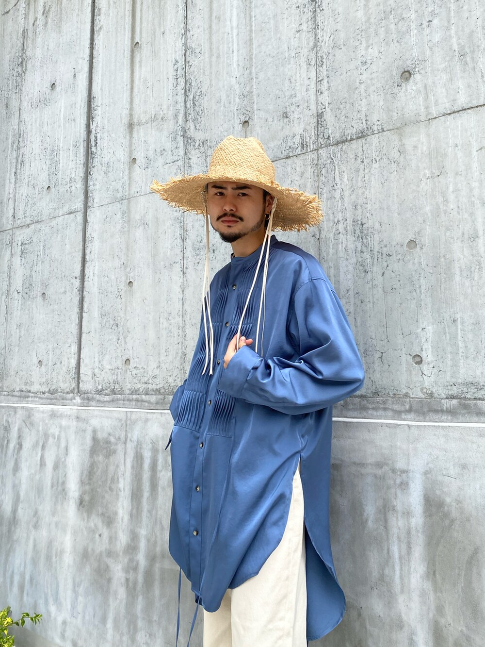 ブルー系のシャツ/ブラウス、ホワイト系のデニムパンツ、ベージュ系のハットを着用したメンズの春コーディネートの3枚目の写真