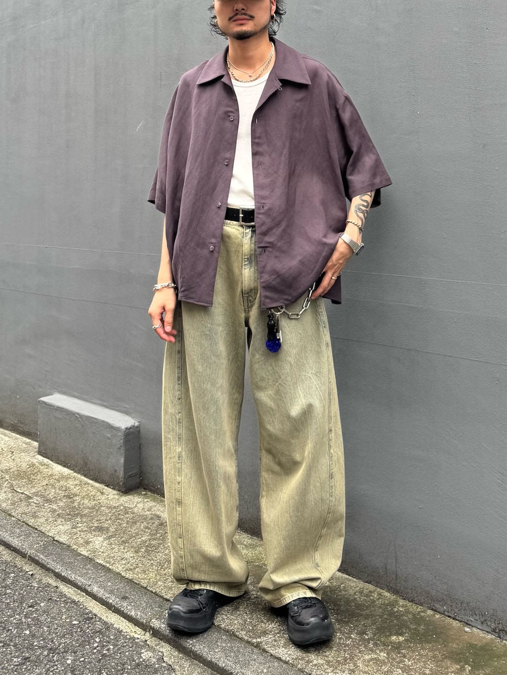 グレー系のシャツ/ブラウス、グリーン系のデニムパンツを着用したメンズの夏コーディネートの2枚目の写真