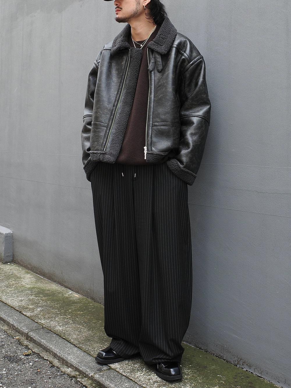 ブラック系のブルゾン、ブラック系のスラックスを着用したメンズの秋コーディネートの4枚目の写真