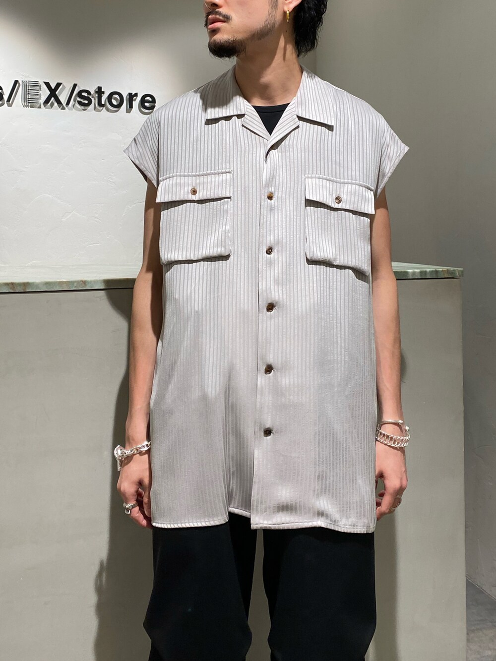 グレー系のシャツ/ブラウス、ブラック系のカーゴパンツ、ブラック系のブーツを着用したメンズの夏コーディネートの2枚目の写真