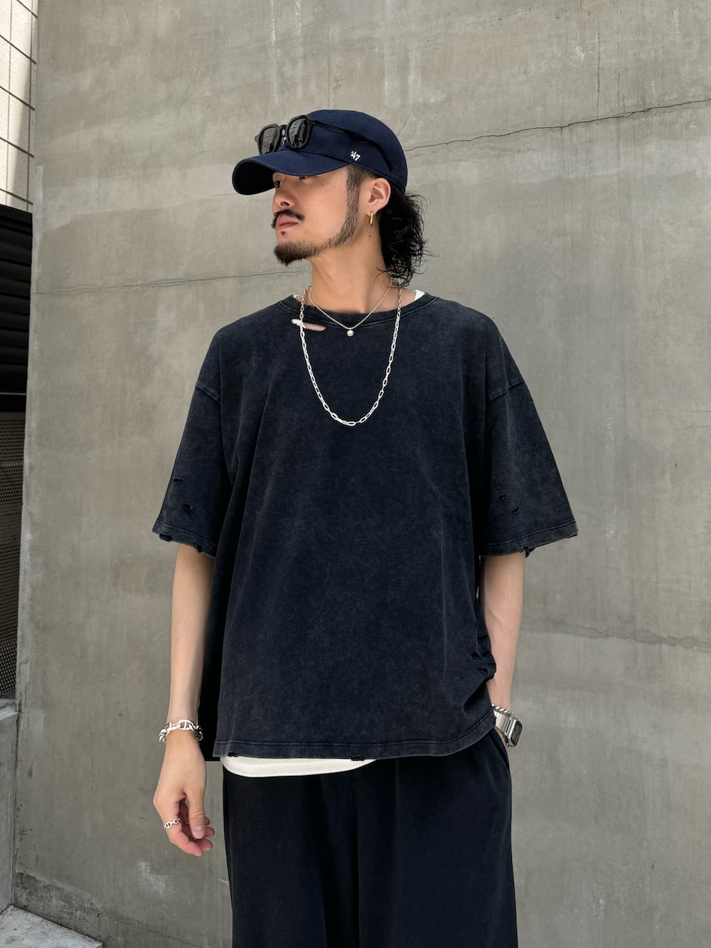 ブラック系のTシャツ/カットソー、ブラック系のその他パンツ、ホワイト系のタンクトップを着用したメンズの夏コーディネートの3枚目の写真