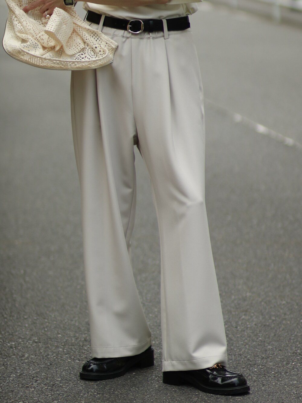 ホワイト系のシャツ/ブラウス、グレー系のパンツ、ホワイト系のTシャツ/カットソーを着用したメンズの夏コーディネートの5枚目の写真