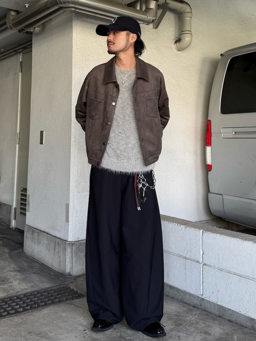 ブラック系のスラックス、グレー系のブルゾン、グレー系のニット/セーターを着用したメンズの秋コーディネートの2枚目の写真