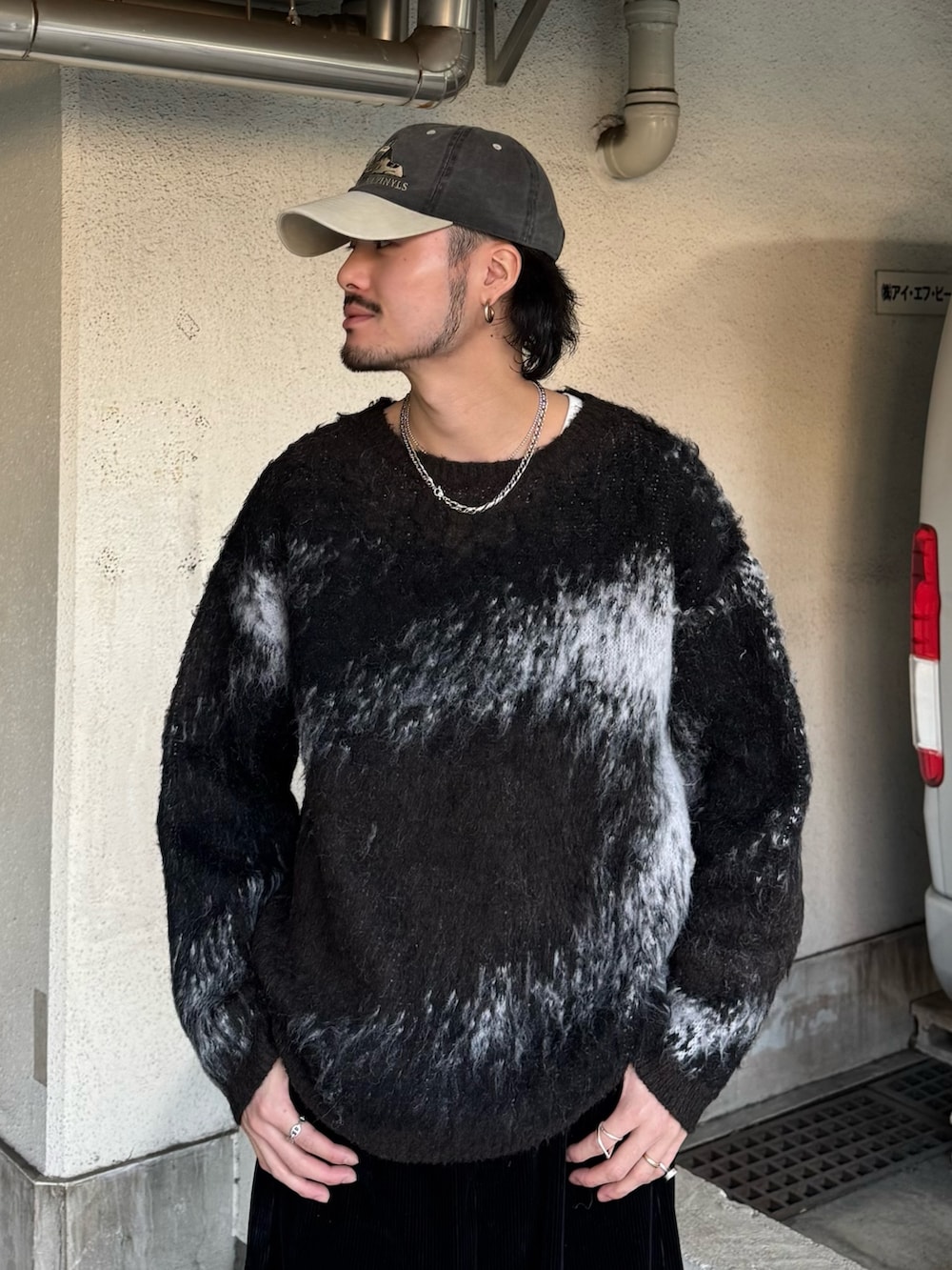 ブラック系のニット/セーター、ブラック系のブーツ、ブラック系のその他パンツを着用したメンズの秋コーディネートの4枚目の写真