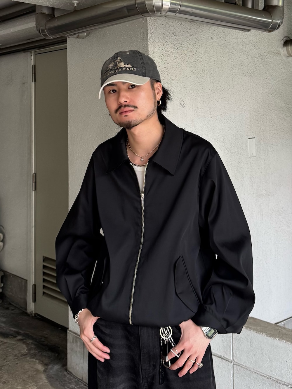 ブラック系のブルゾン、ブラック系のデニムパンツを着用したメンズの夏コーディネートの3枚目の写真