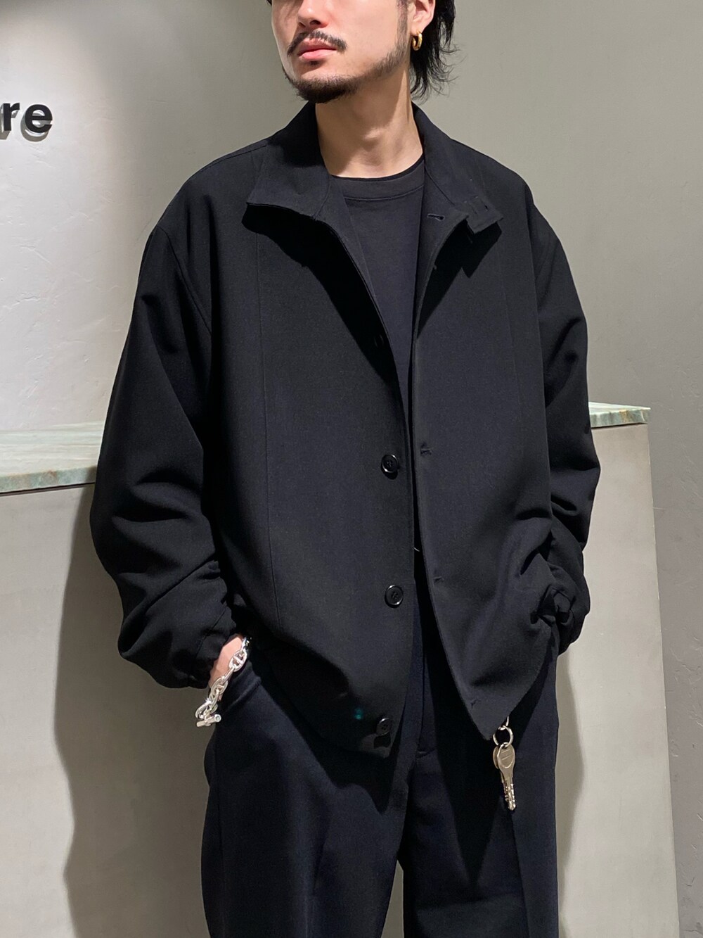 ブラック系のブルゾン、ブラック系のスラックスを着用したメンズの春コーディネートの5枚目の写真