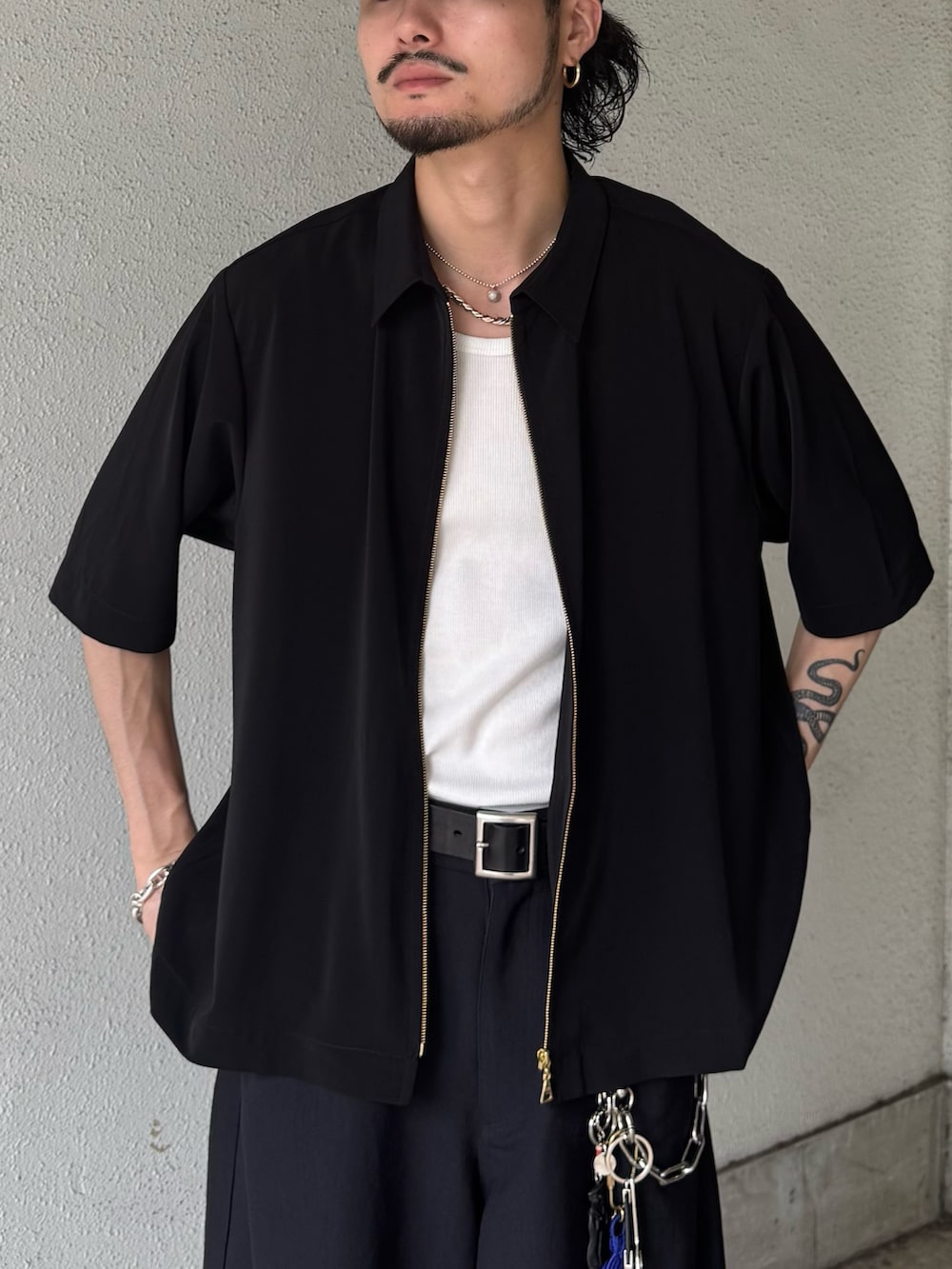 ブラック系のシャツ/ブラウス、ブラック系のスラックスを着用したメンズの夏コーディネートの3枚目の写真