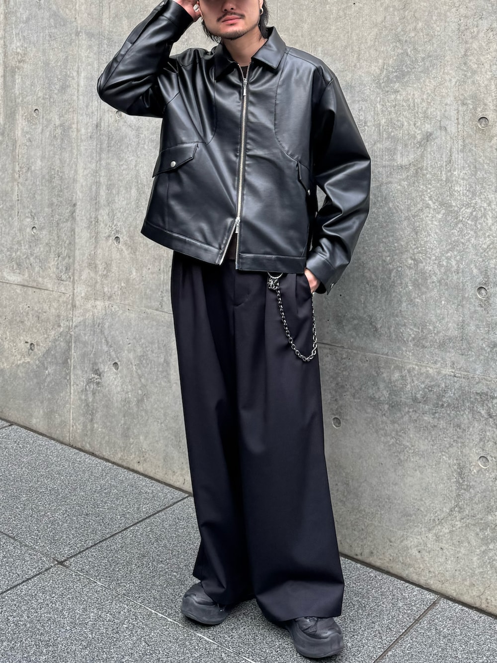 ブラック系のブルゾン、ブラック系のスラックス、ブラック系のウォレットチェーンを着用したメンズの春コーディネートの2枚目の写真