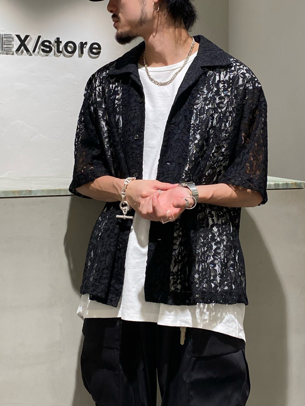 ブラック系のシャツ/ブラウス、ホワイト系のTシャツ/カットソー、ブラック系のカーゴパンツを着用したメンズの夏コーディネートの3枚目の写真