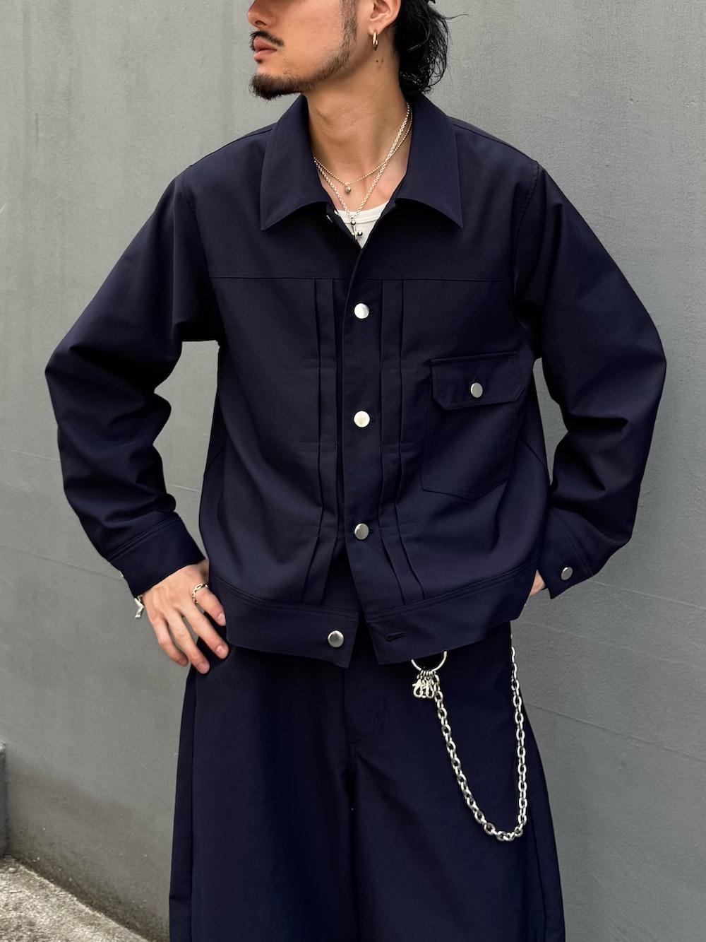 ブルー系のブルゾン、ブルー系のスラックス、シルバー系のウォレットチェーンを着用したメンズの夏コーディネートの7枚目の写真
