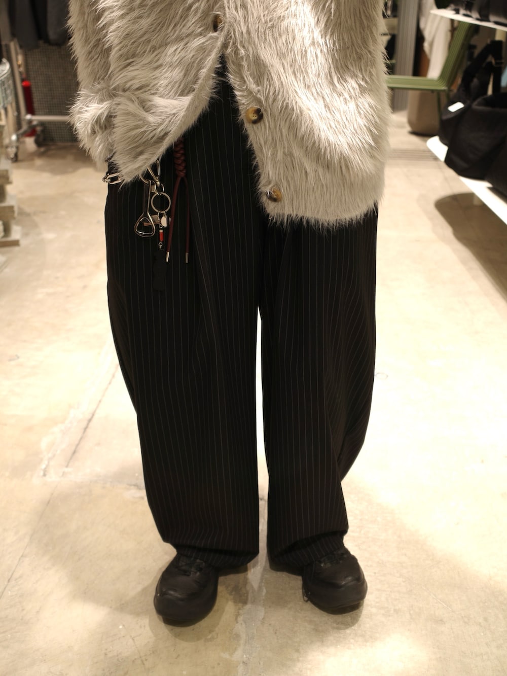 グレー系のカーディガン/ボレロ、ブラック系のスラックスを着用したメンズの秋コーディネートの3枚目の写真