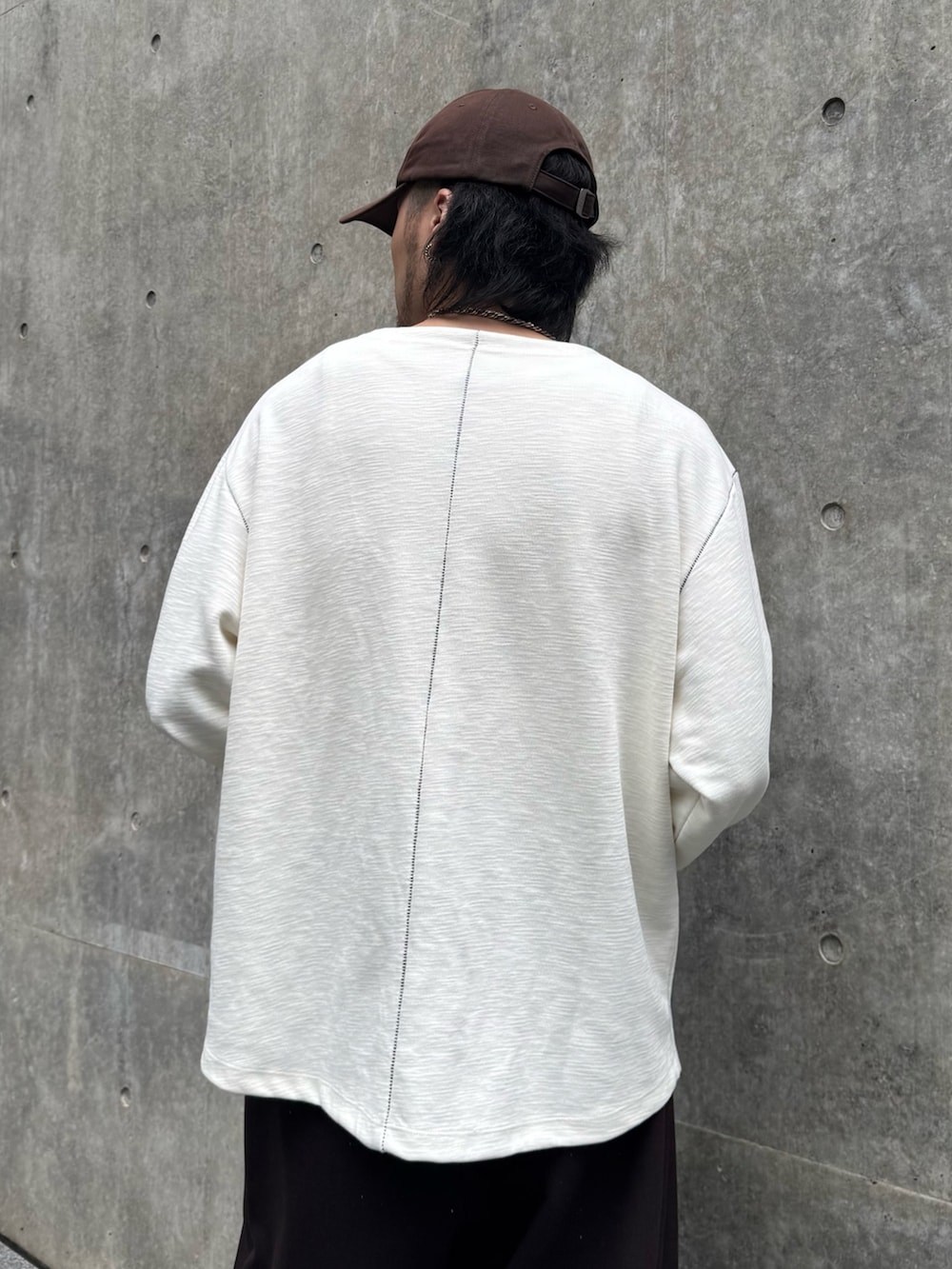 ホワイト系のTシャツ/カットソー、ブラウン系のスラックス、ブラック系のローファーを着用したメンズの秋コーディネートの4枚目の写真