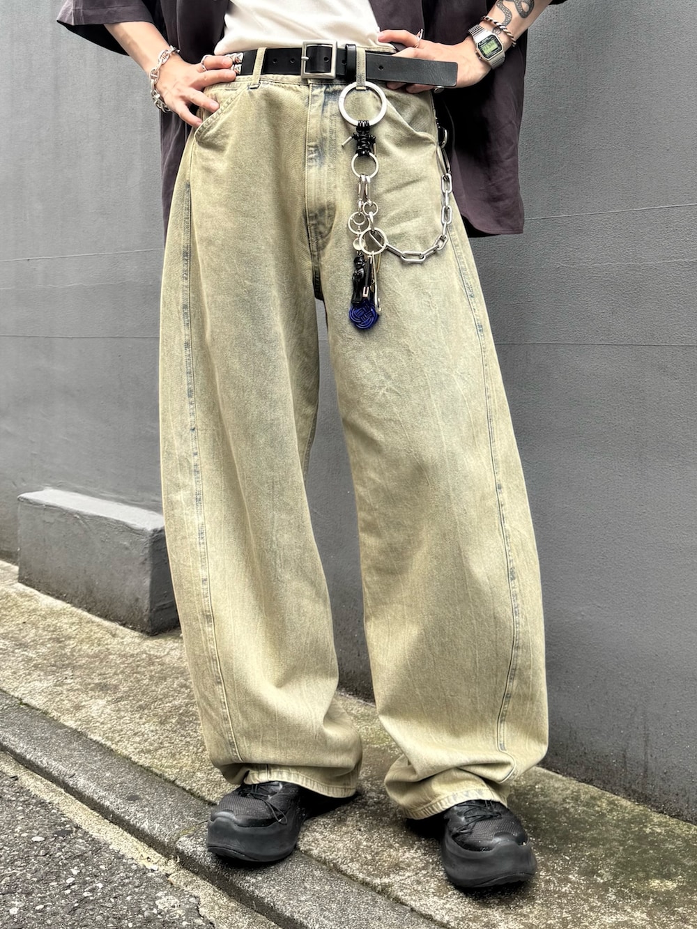 グレー系のシャツ/ブラウス、グリーン系のデニムパンツを着用したメンズの夏コーディネートの5枚目の写真