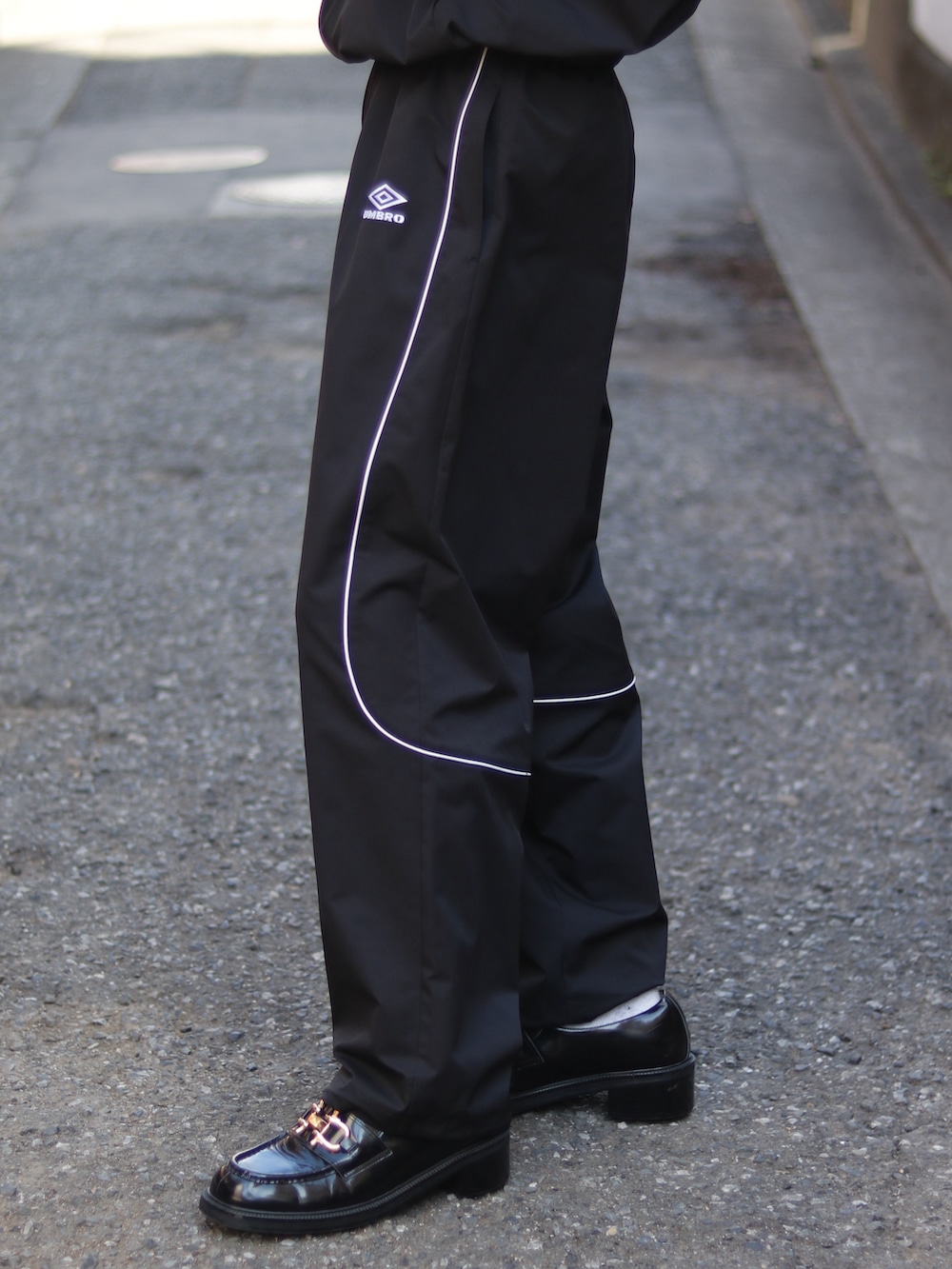 ホワイト系のブルゾン、ホワイト系のその他パンツを着用したメンズの冬コーディネートの5枚目の写真