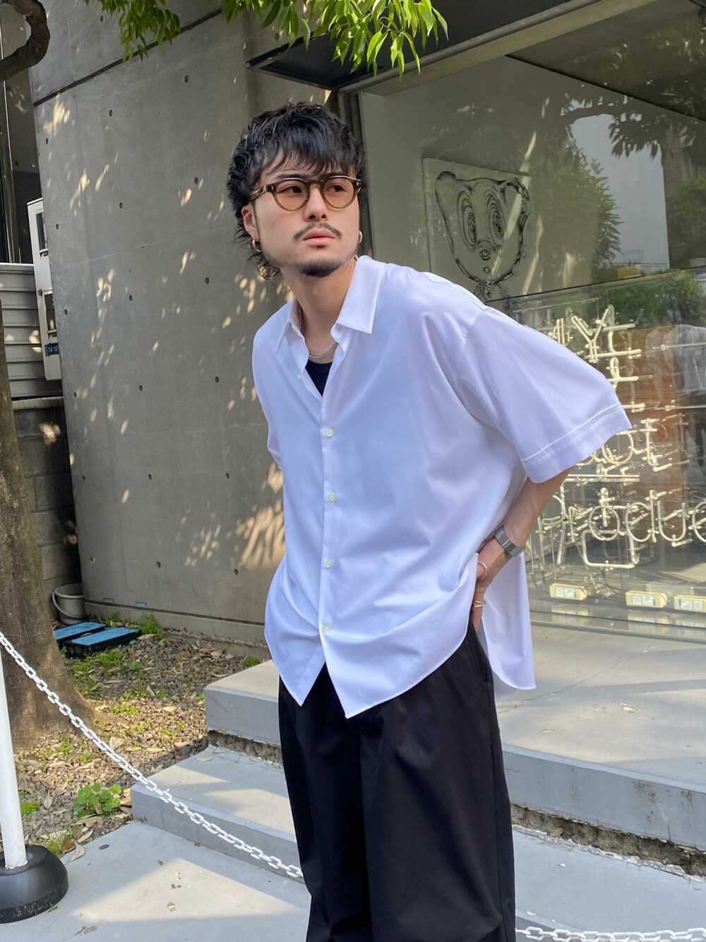 ホワイト系のシャツ/ブラウス、ブラック系のドレスシューズを着用したメンズの春コーディネートの2枚目の写真