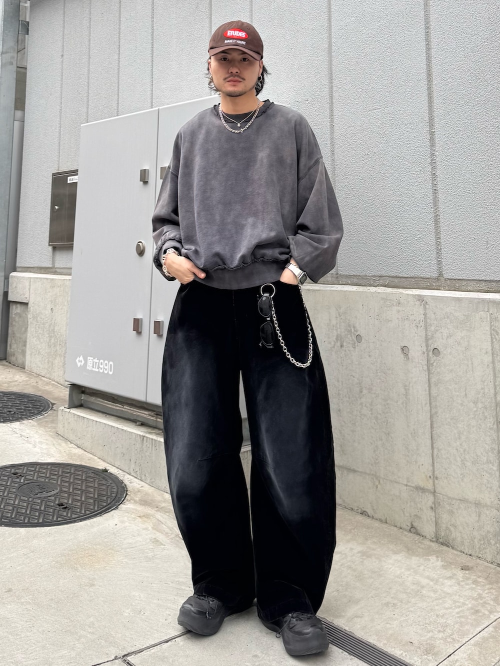 ブラック系のスウェット、ブラック系のデニムパンツ、シルバー系のウォレットチェーンを着用したメンズの春コーディネートの3枚目の写真