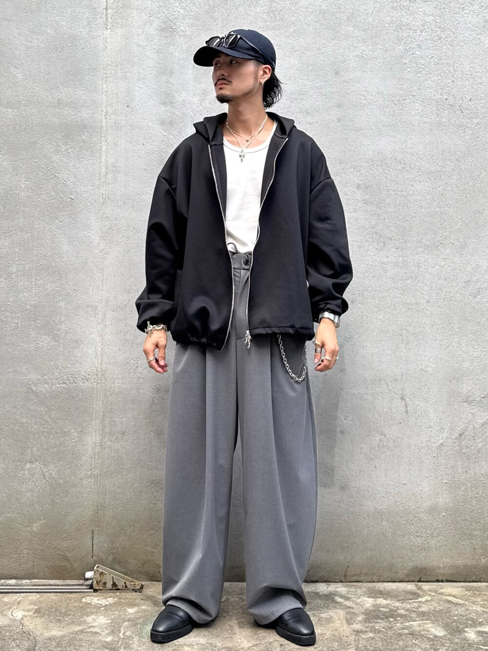 ブラック系のパーカー、グレー系のスラックス、シルバー系のウォレットチェーンを着用したメンズの秋コーディネートの2枚目の写真