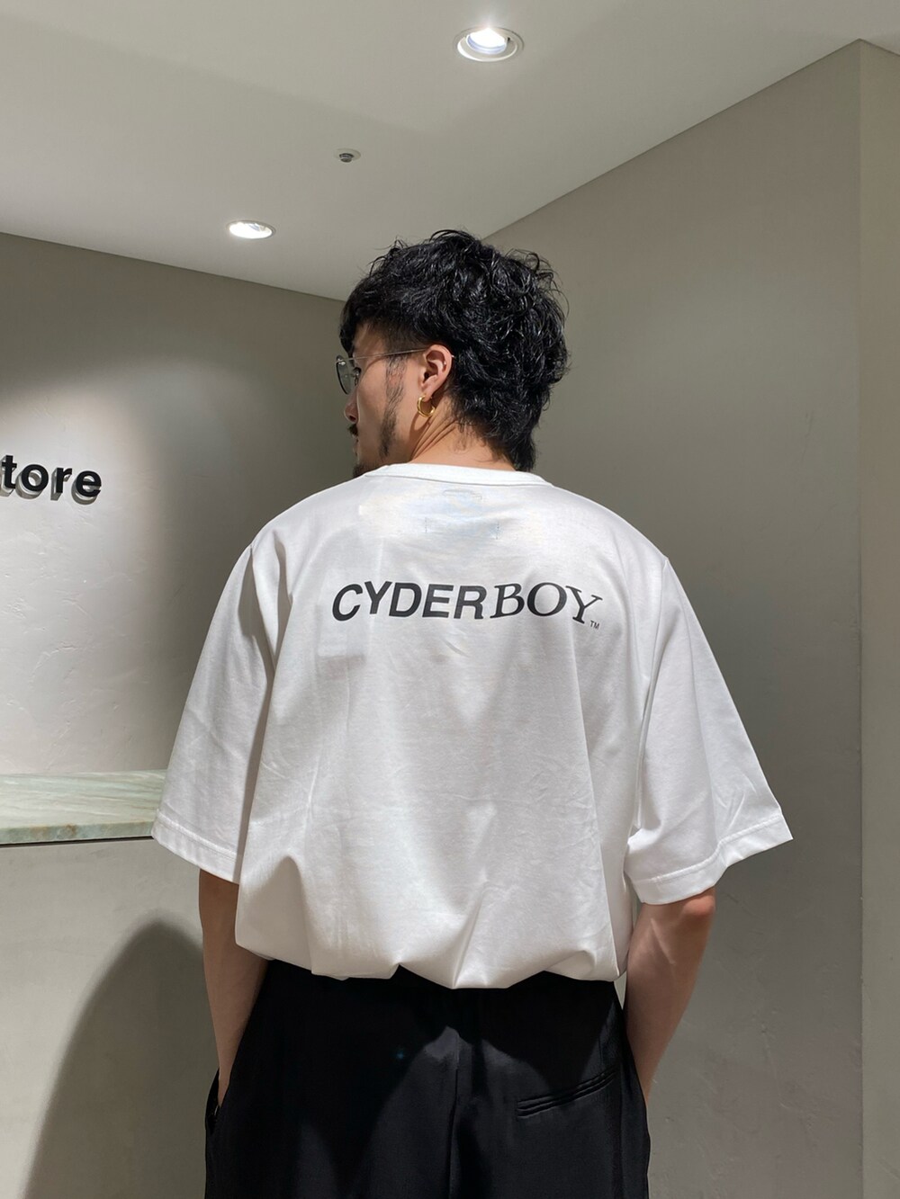 ホワイト系のTシャツ/カットソー、ブラック系のその他パンツ、ブラック系のドレスシューズを着用したメンズの夏コーディネートの4枚目の写真