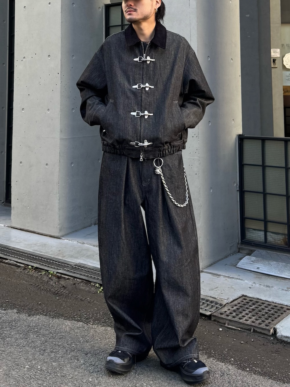 ブラック系のブルゾン、ブラック系のデニムパンツ、シルバー系のウォレットチェーンを着用したメンズの冬コーディネートの4枚目の写真