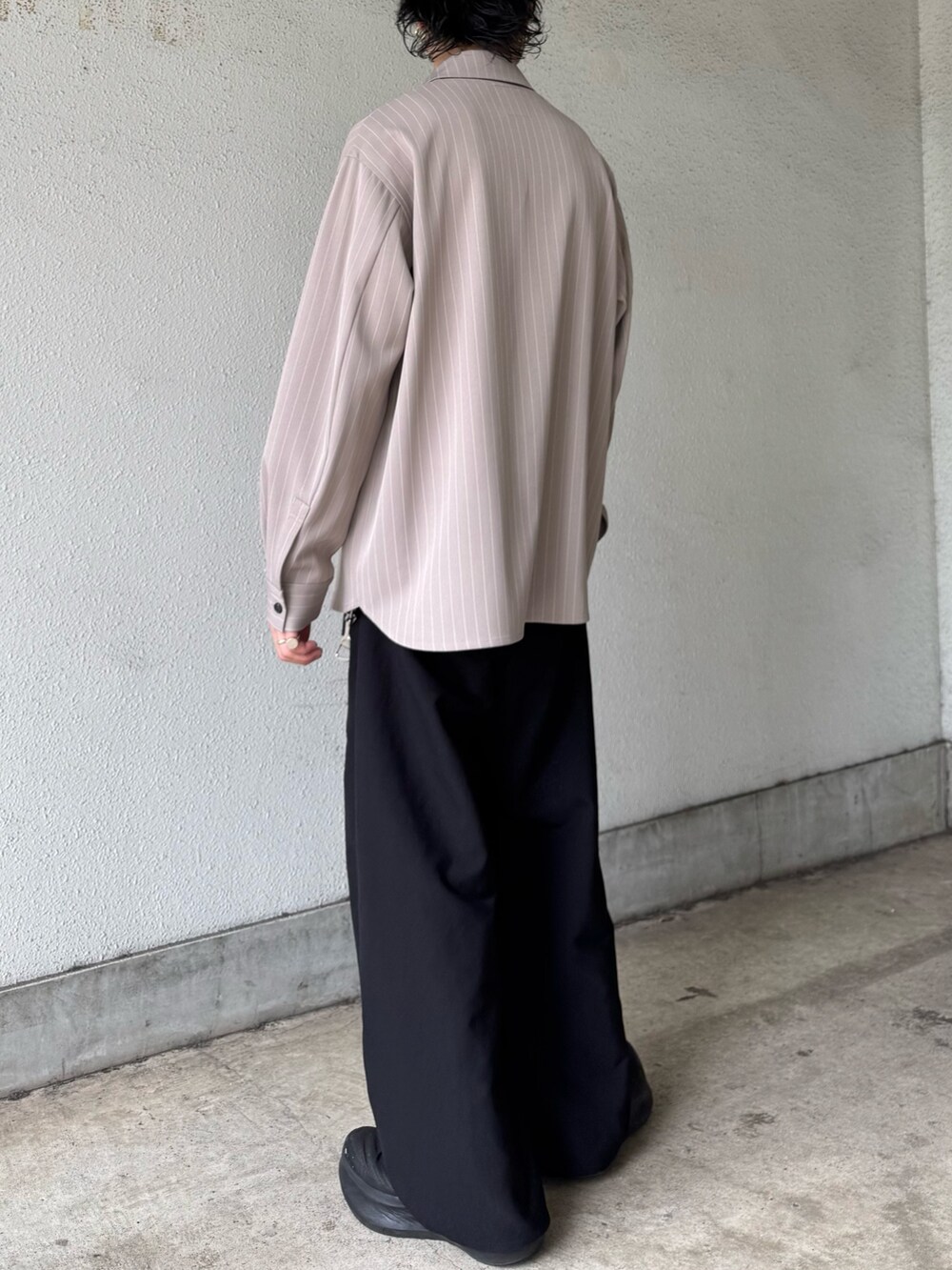 ベージュ系のシャツ/ブラウス、ブラック系のスラックスを着用したメンズの夏コーディネートの4枚目の写真