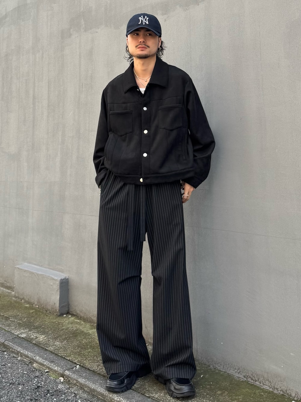 ブラック系のブルゾン、ブラック系のその他パンツ、ブラック系のローファーを着用したメンズの冬コーディネートの2枚目の写真