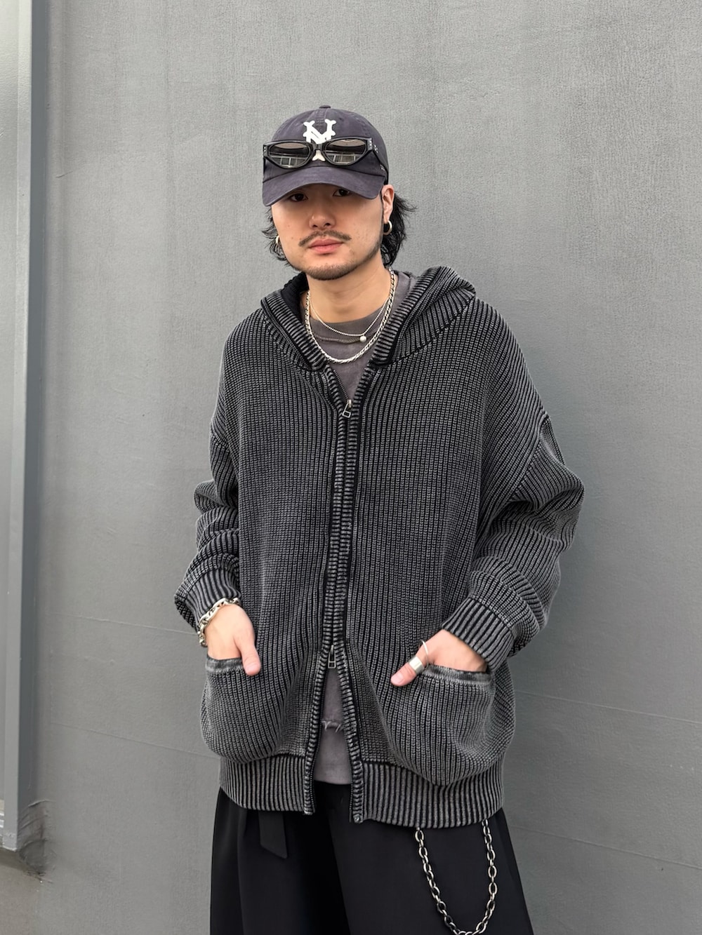 グレー系のパーカー、ブラック系のスラックス、グレー系のスウェットを着用したメンズの春コーディネートの5枚目の写真