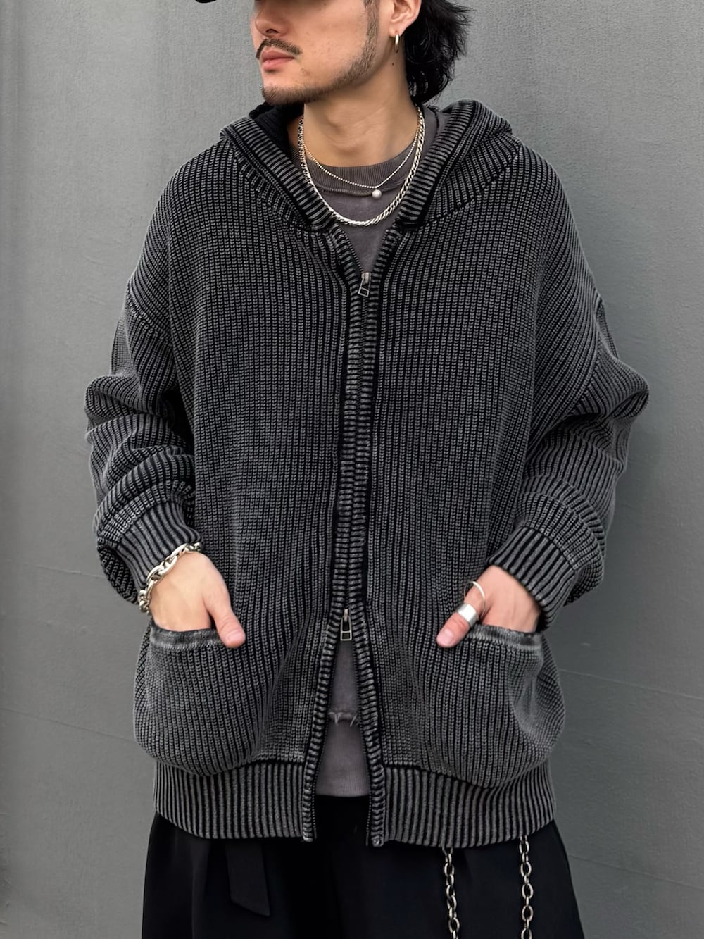 グレー系のパーカー、ブラック系のスラックス、グレー系のスウェットを着用したメンズの春コーディネートの6枚目の写真