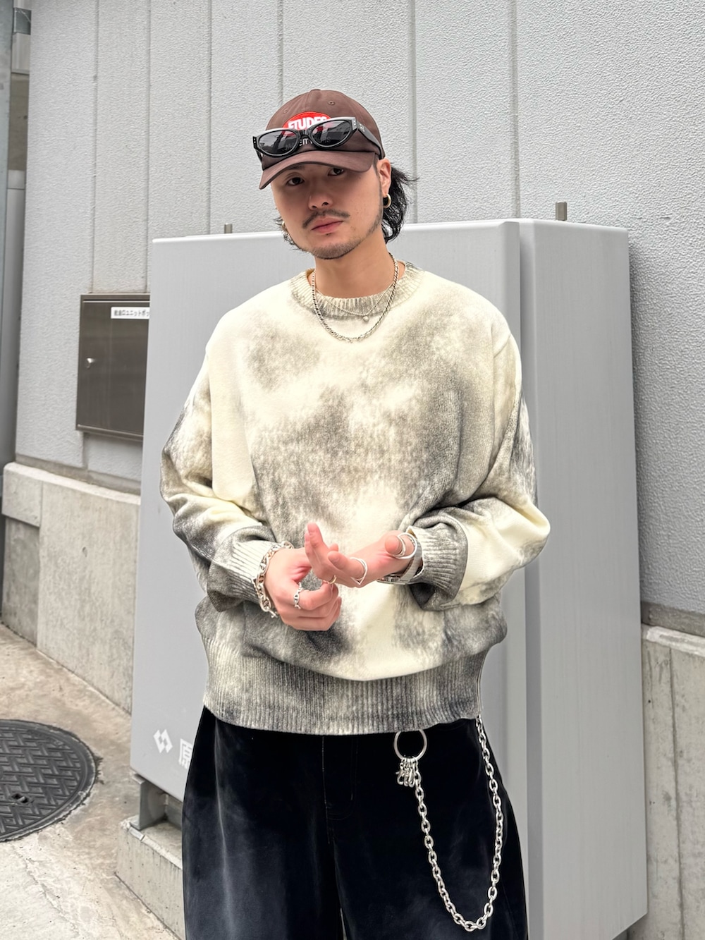 ホワイト系のニット/セーター、ブラック系のデニムパンツ、シルバー系のウォレットチェーンを着用したメンズの春コーディネートの5枚目の写真