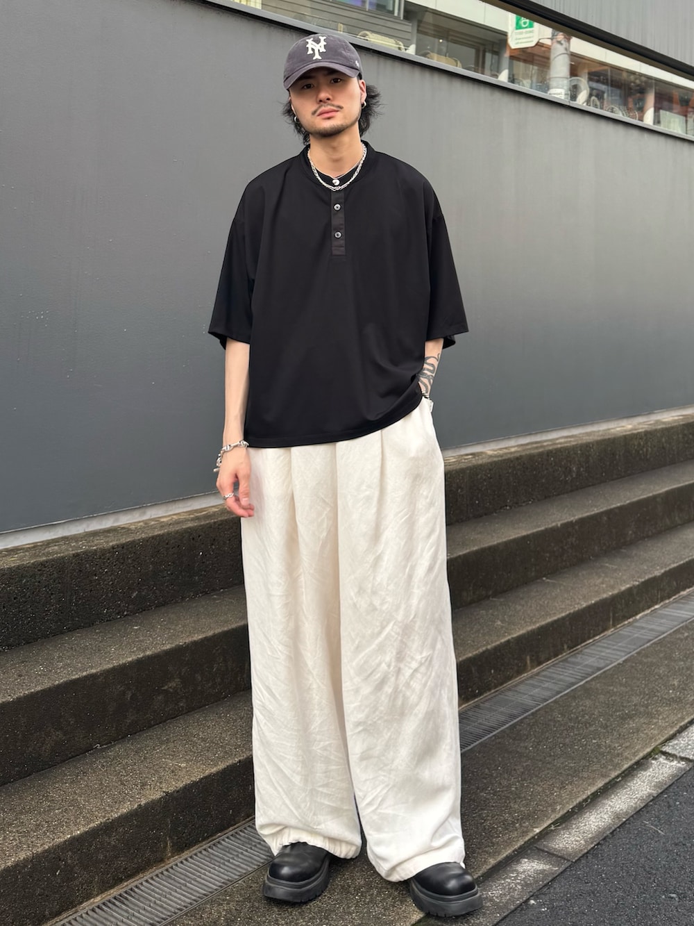 ブラック系のTシャツ/カットソー、ホワイト系のその他パンツを着用したメンズの夏コーディネートの2枚目の写真