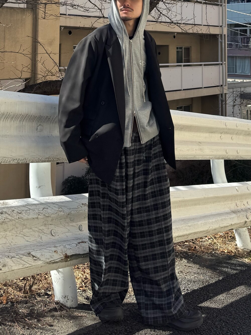 ブラック系のその他パンツ、グレー系のパーカー、ブラック系のテーラードジャケットを着用したメンズの春コーディネートの2枚目の写真