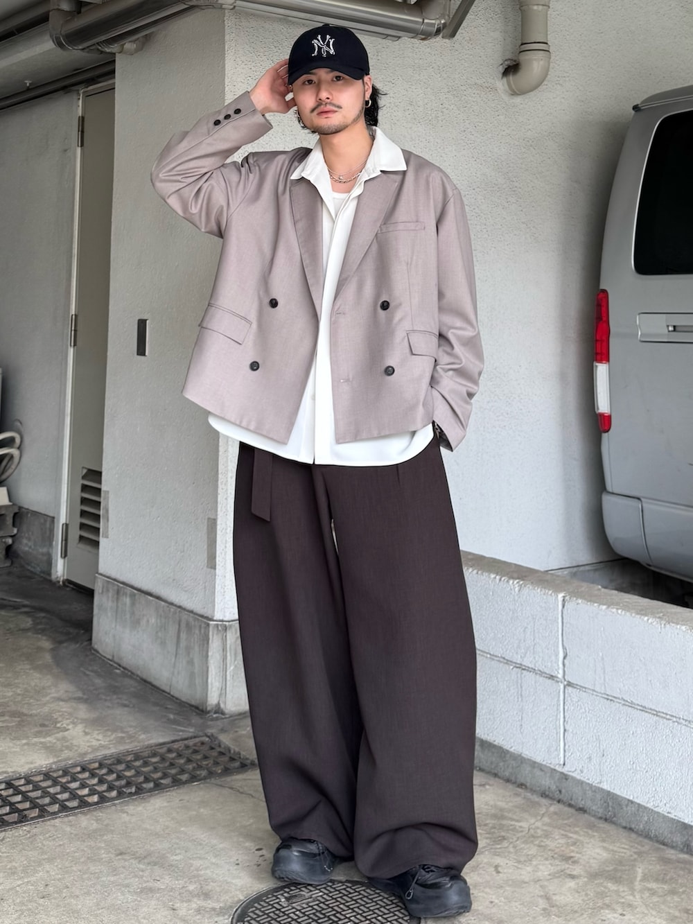 グレー系のスラックス、ホワイト系のシャツ/ブラウス、グレー系のテーラードジャケットを着用したメンズの春コーディネートの2枚目の写真