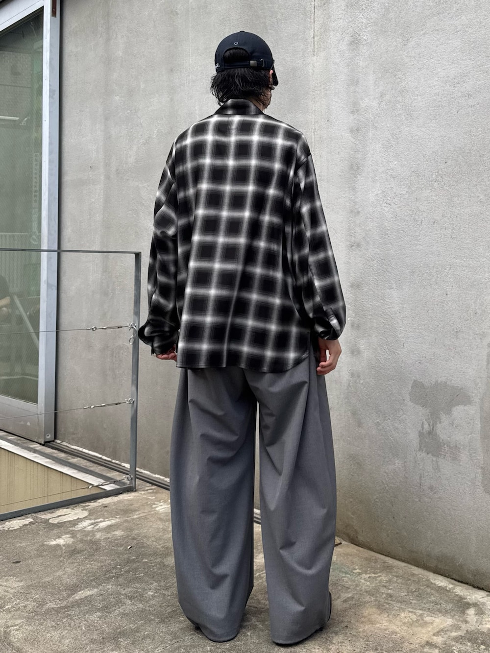 ブラック系のシャツ/ブラウス、グレー系のスラックス、シルバー系のウォレットチェーンを着用したメンズの夏コーディネートの3枚目の写真