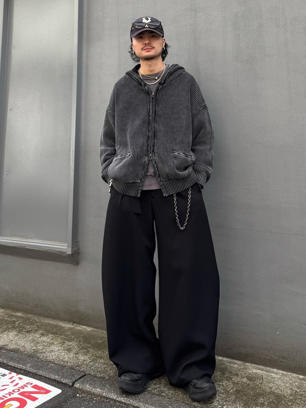 グレー系のパーカー、ブラック系のスラックス、グレー系のスウェットを着用したメンズの春コーディネートの2枚目の写真