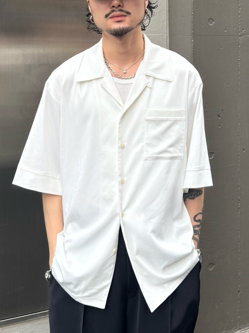 ホワイト系のシャツ/ブラウス、ブラック系のスラックスを着用したメンズの夏コーディネートの4枚目の写真